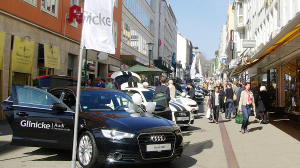 Auto-Mobil-Ausstellung beim "Frühlingserwachen" im Quartier Wilhelmsstraße